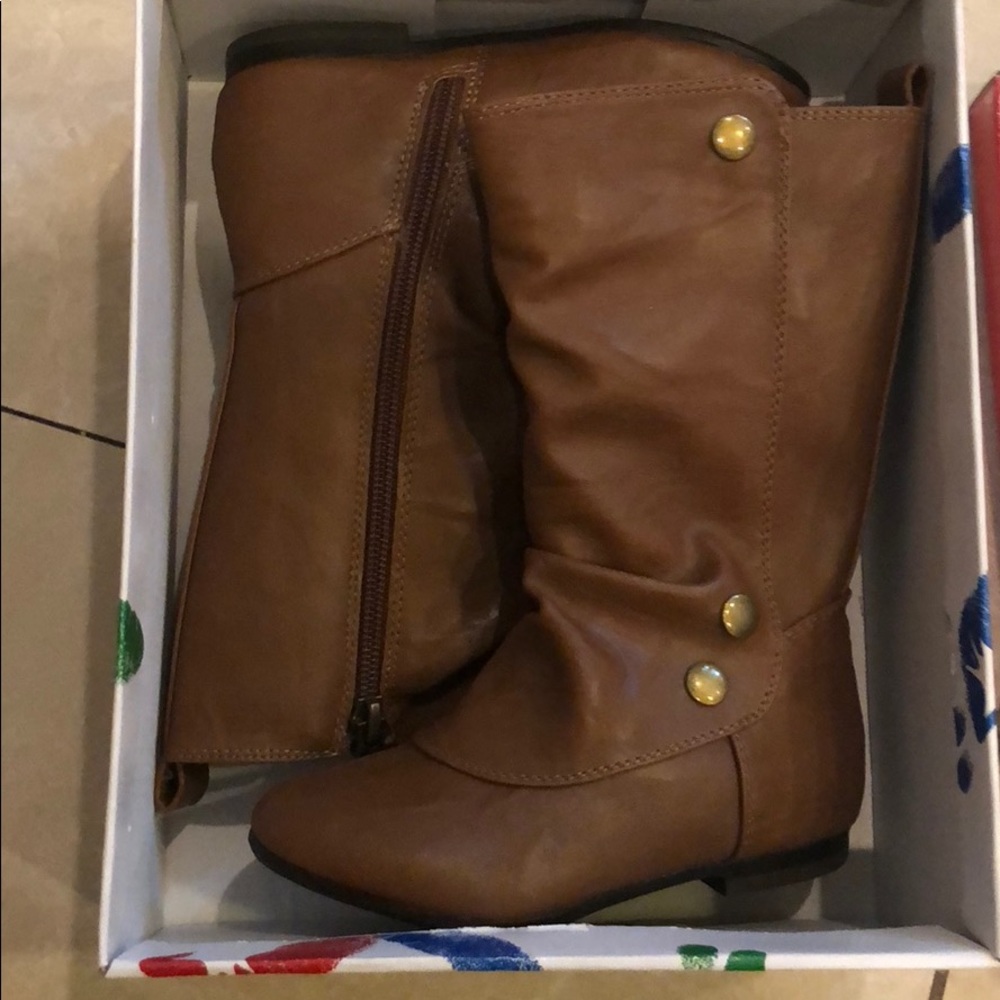BRAND NEW never worn kids brown boots size 9!